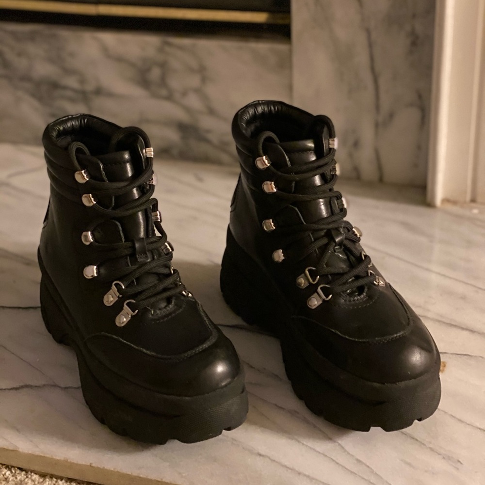 Husky Lace-Up Boot
STEVE MADDEN